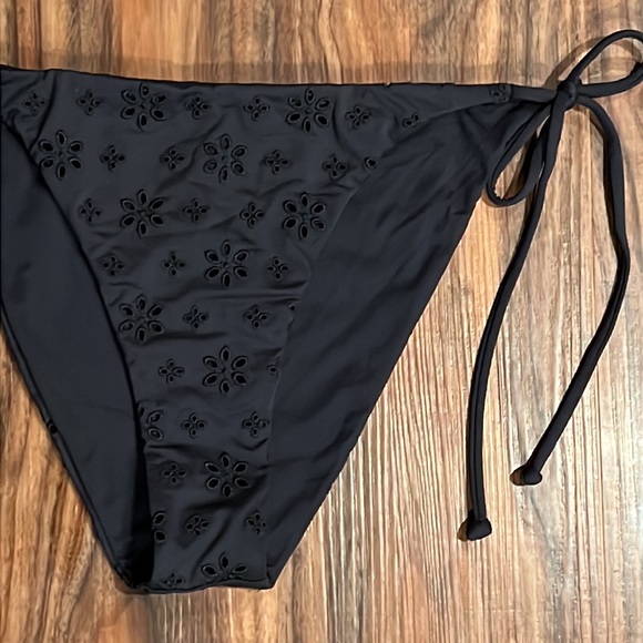 L*Space Eyelet Lace Lennox Bottom Classic - Picture 5 of 12